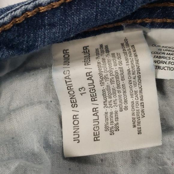 LEI -Ashley' low-rise Bootcut stretchy jeans - Picture 9 of 11